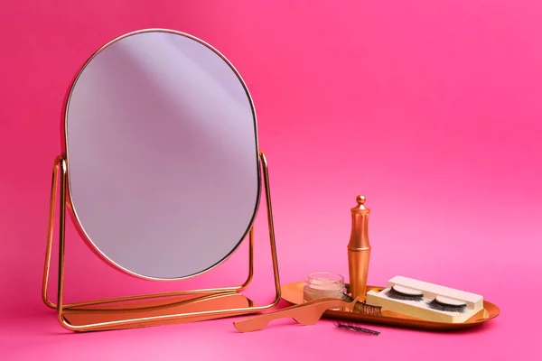 Pestañas Magnéticas Accesorios Sobre Fondo Carmesí Espacio Para Texto — Foto de Stock