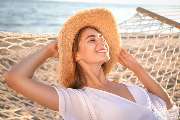 Young Woman Relaxing Hammock Beach — Stock Photo, Image