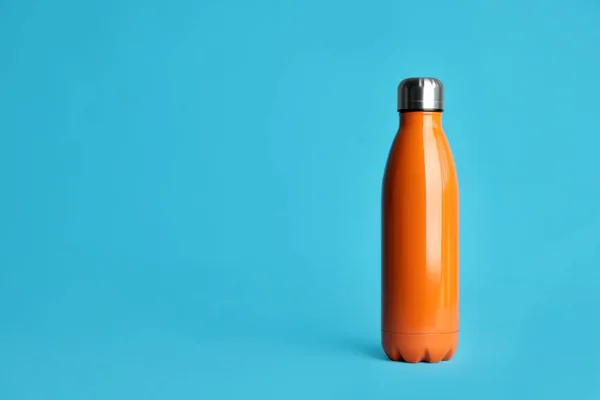 Elegante Botella Termo Sobre Fondo Azul Claro Espacio Para Texto — Foto de Stock