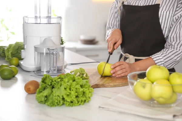 Mujer Joven Cortando Manzana Fresca Para Jugo Mesa Cocina Primer — Foto de Stock