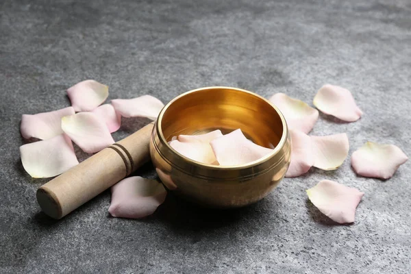 Golden Singing Bowl Petals Mallet Grey Table Healing Instrument — Stock Photo, Image
