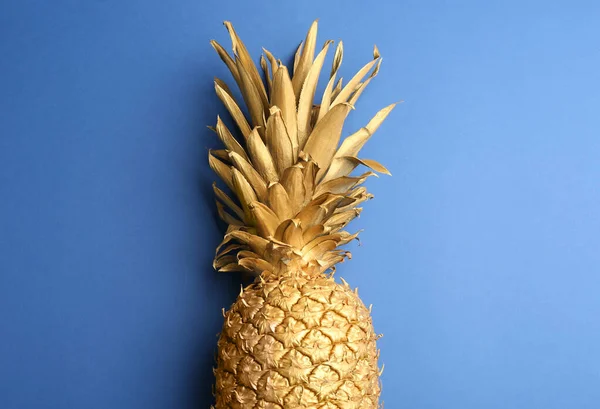 Ananas Dorato Sfondo Blu Vista Dall Alto Concetto Creativo — Foto Stock