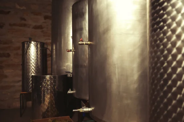 工場でのワイン発酵用スチールタンク — ストック写真