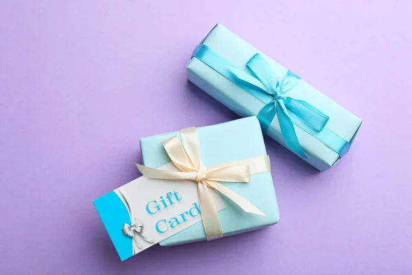 Carte Cadeau Cadeaux Sur Fond Violet Plat — Photo