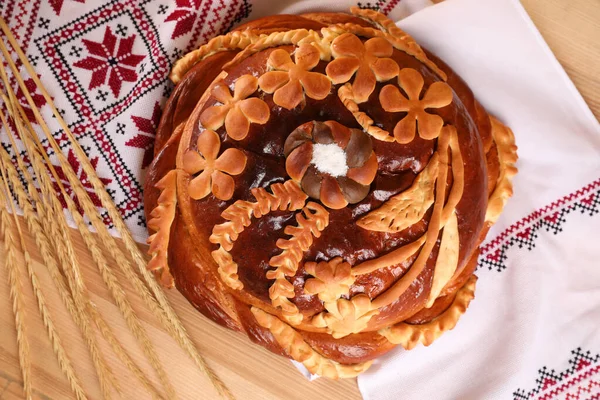 KorovaiとRushnyk 木製のテーブル フラットレイアウト上の小麦スパイク ウクライナのパンと塩の歓迎の伝統 — ストック写真