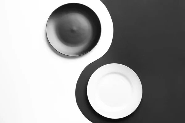 Yin Yang Symbool Gemaakt Met Platen Kleur Achtergrond Platte Lay — Stockfoto