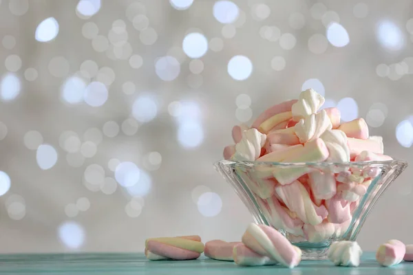 Köstliche Marshmallows Schale Auf Dem Tisch Vor Verschwommenem Hintergrund Nahaufnahme — Stockfoto