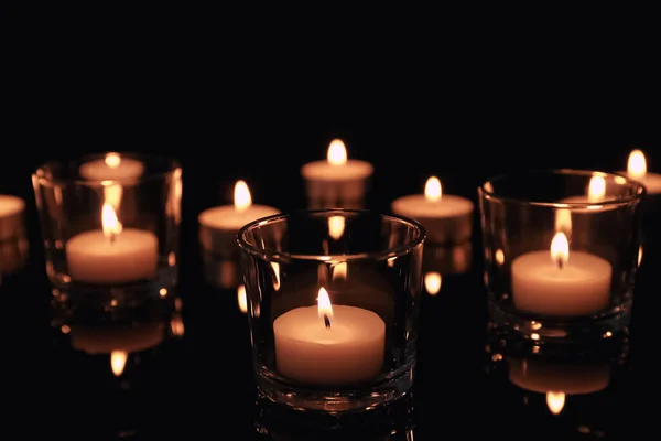 Velas Ardientes Soportes Vidrio Sobre Fondo Oscuro — Foto de Stock