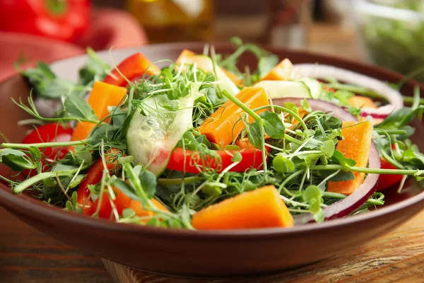 Délicieuse Salade Légumes Avec Microgreen Servie Sur Table Bois Gros — Photo