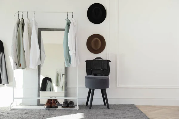 Rack Med Snygga Kläder Modernt Omklädningsrum — Stockfoto
