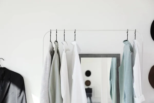 Rack Dengan Pakaian Bergaya Dekat Cermin Ruang Ganti — Stok Foto