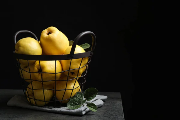 Membrillos Orgánicos Frescos Maduros Sobre Mesa Gris Espacio Para Texto — Foto de Stock