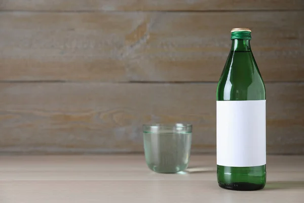 Flaska Och Glas Med Vatten Träbord Utrymme För Text — Stockfoto