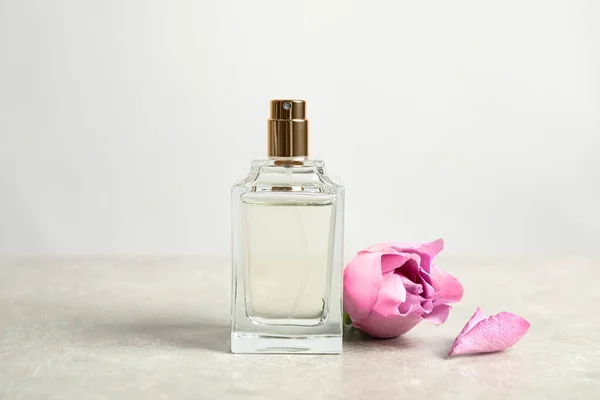 Garrafa Perfume Bela Rosa Mesa Luz — Fotografia de Stock