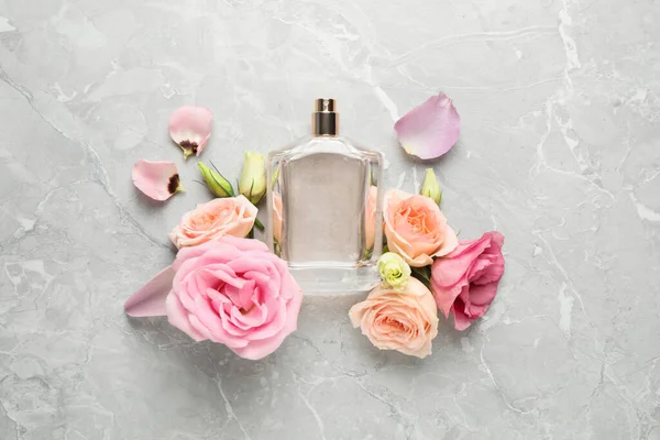 Composição Plana Com Garrafa Perfume Flores Frescas Sobre Fundo Mármore — Fotografia de Stock