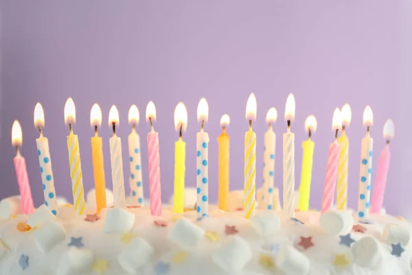 День Рождения Торт Горящими Свечами Фиолетовом Фоне Крупным Планом — стоковое фото