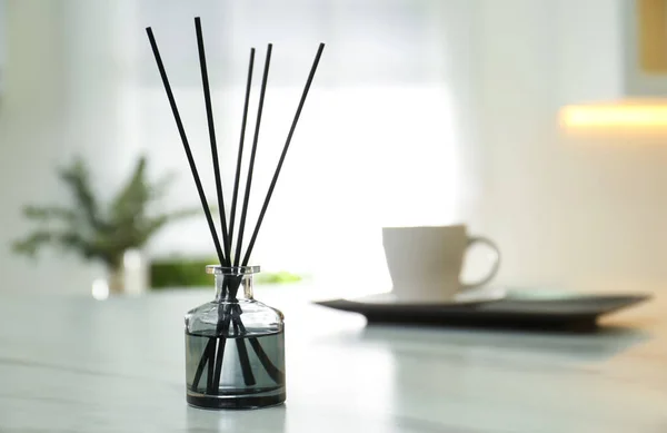 Reed Aromático Ambientador Mesa Branca Dentro Casa Espaço Para Texto — Fotografia de Stock