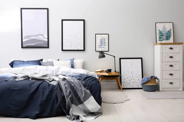 Groot Bed Met Stijlvol Beddengoed Kamer — Stockfoto