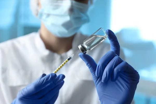 Läkaren Fyller Sprutan Med Medicin Kliniken Närbild Vaccination Och Immunisering — Stockfoto