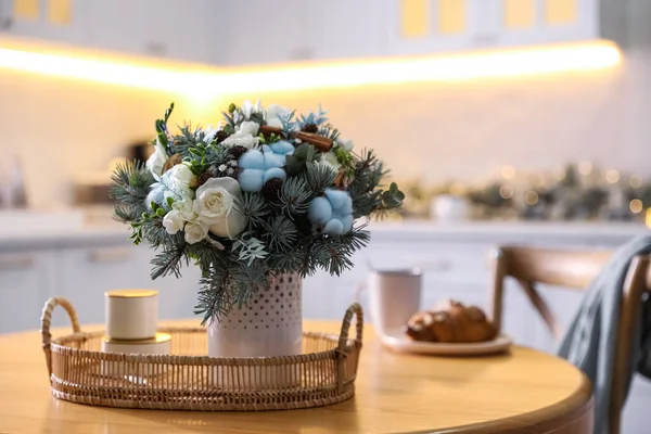 キッチンで木製のテーブルの上に美しい冬の花束 テキストのスペース — ストック写真