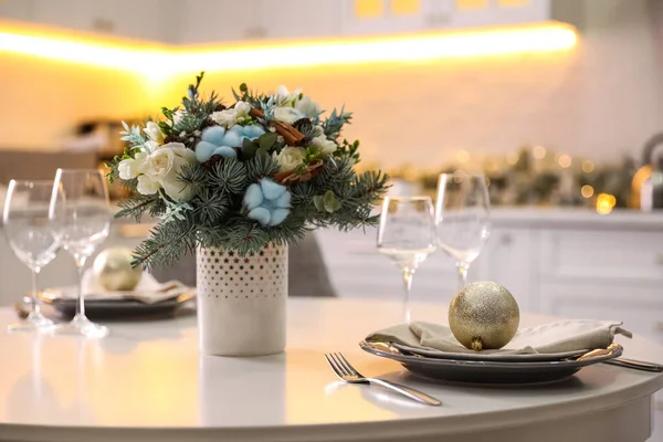 キッチンの白いテーブルの上の美しい冬の花束 — ストック写真