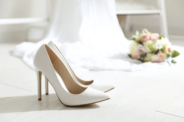 Par Sapatos Salto Alto Casamento Chão Madeira Branca Dentro Casa — Fotografia de Stock