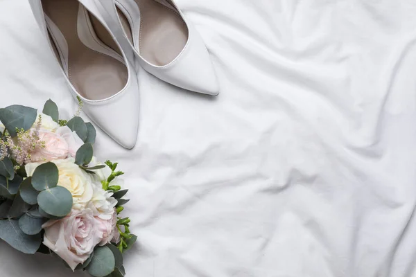 Par Sapatos Salto Alto Casamento Belo Buquê Tecido Branco Flat — Fotografia de Stock