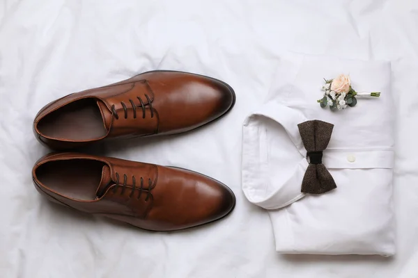 Düğün Ayakkabıları Gömleği Beyaz Kumaşta Düz Yatıyordu — Stok fotoğraf