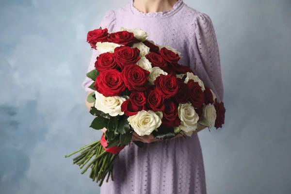Mulher Segurando Buquê Luxo Rosas Frescas Fundo Azul Claro Close — Fotografia de Stock