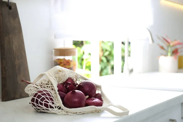 Mutfağın Tezgahında Kırmızı Soğan Var — Stok fotoğraf