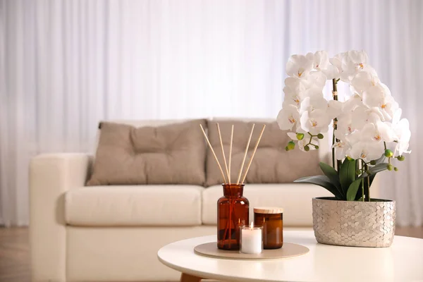 Belle Orchidée Désodorisant Roseau Air Sur Table Intérieur Design Intérieur — Photo