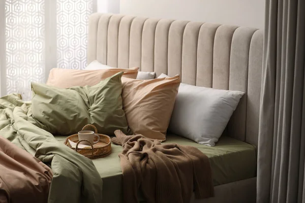 Yatakta Bir Fincan Sıcak Kahve Odada Şam Fıstığı Örtüsü — Stok fotoğraf