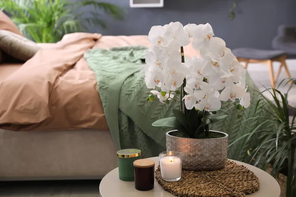 寝室のテーブルの上の美しい白い蘭とろうそく テキストのためのスペース インテリアデザイン — ストック写真