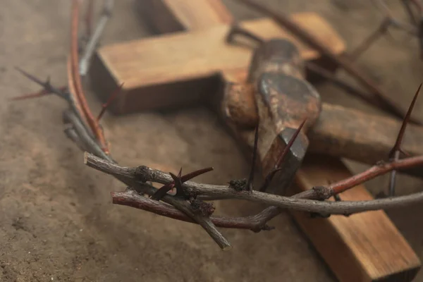 Kroon Van Doornen Houten Kruis Hamer Grond Close Pasen Attributen — Stockfoto