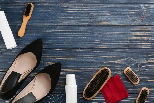 Calçado Elegante Com Acessórios Cuidado Sapatos Mesa Madeira Azul Flat — Fotografia de Stock