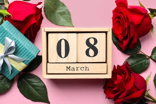 3月8日の日付と木製のブロックカレンダー ピンクの背景にバラやギフトボックス フラットレイアウト 国際女性デー — ストック写真