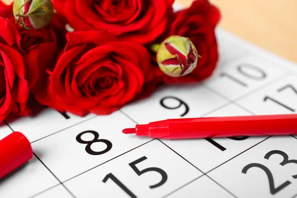 Rose Marcatore Rosso Sul Calendario Vicino Alla Data Marzo Primo — Foto Stock