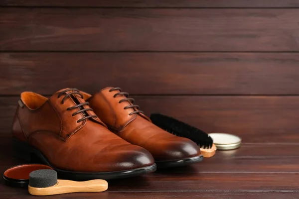 鞋类护肤产品和鞋类在木制桌子上 案文的篇幅 — 图库照片