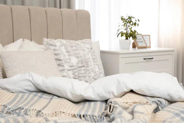 明るい部屋で枕と毛布とベッド — ストック写真