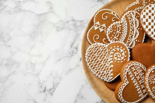 Biscuits Pain Épice Forme Coeur Savoureux Sur Table Marbre Blanc — Photo