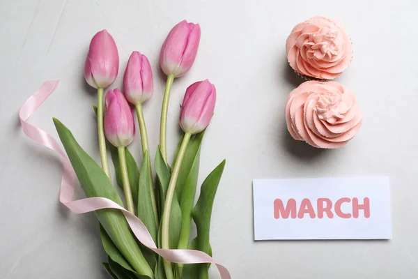 Carte Vœux Mars Avec Tulipes Cupcakes Sur Fond Gris Clair — Photo