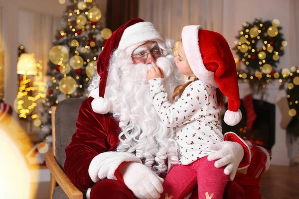 Santa Claus Roztomilá Holčička Pokoji Zdobené Vánoce — Stock fotografie