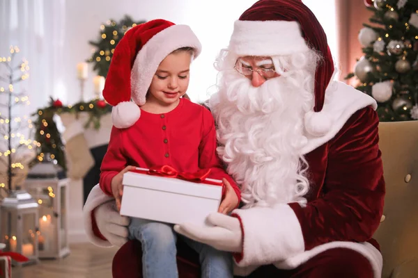 Santa Claus Dávat Dárek Malé Holčičce Pokoji Zdobené Vánoce — Stock fotografie