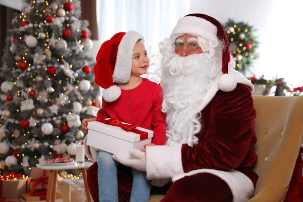 Santa Claus Dávat Dárek Malé Holčičce Pokoji Zdobené Vánoce — Stock fotografie