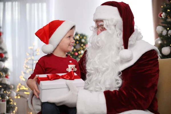 Papai Noel Dando Presente Menino Quarto Decorado Para Natal — Fotografia de Stock