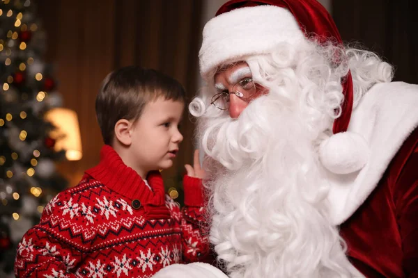 Niño Susurrando Oído Santa Claus Cerca Del Árbol Navidad Interior —  Fotos de Stock