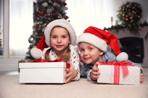 Niedliche Kleine Kinder Mit Weihnachtsgeschenken Auf Dem Fußboden Hause — Stockfoto