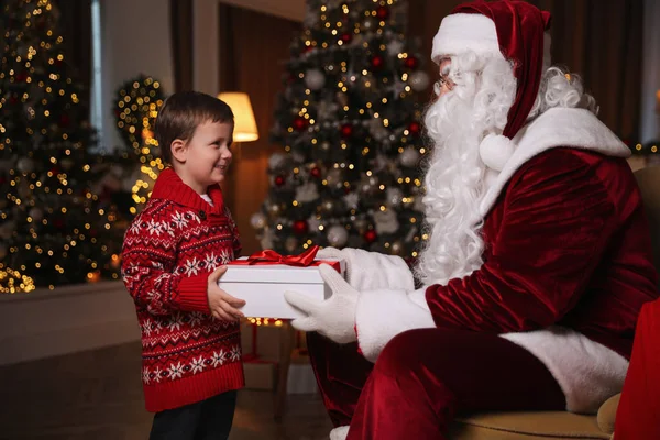 Père Noël Donnant Cadeau Petit Garçon Dans Chambre Décorée Pour — Photo