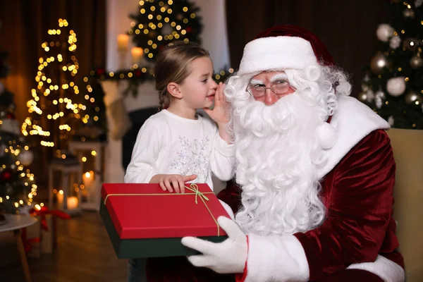 Niña Susurrando Oído Santa Claus Cerca Del Árbol Navidad Interior —  Fotos de Stock