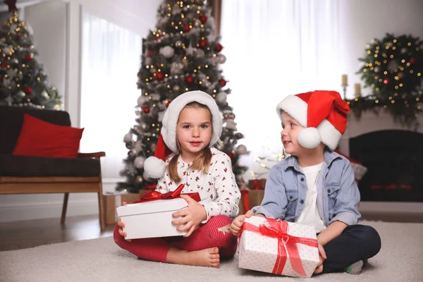 Söta Små Barn Med Julklappar Golvet Hemma — Stockfoto